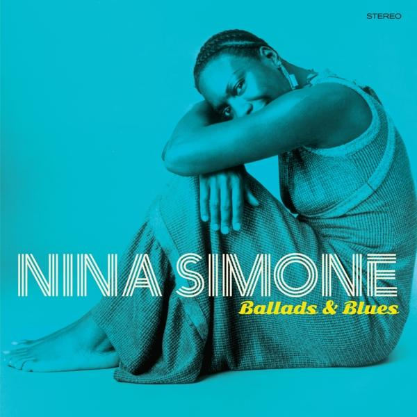Nina Simone album borító. Kék háttéren ül, a felirat: 'Nina Simone Ballads & Blues'.