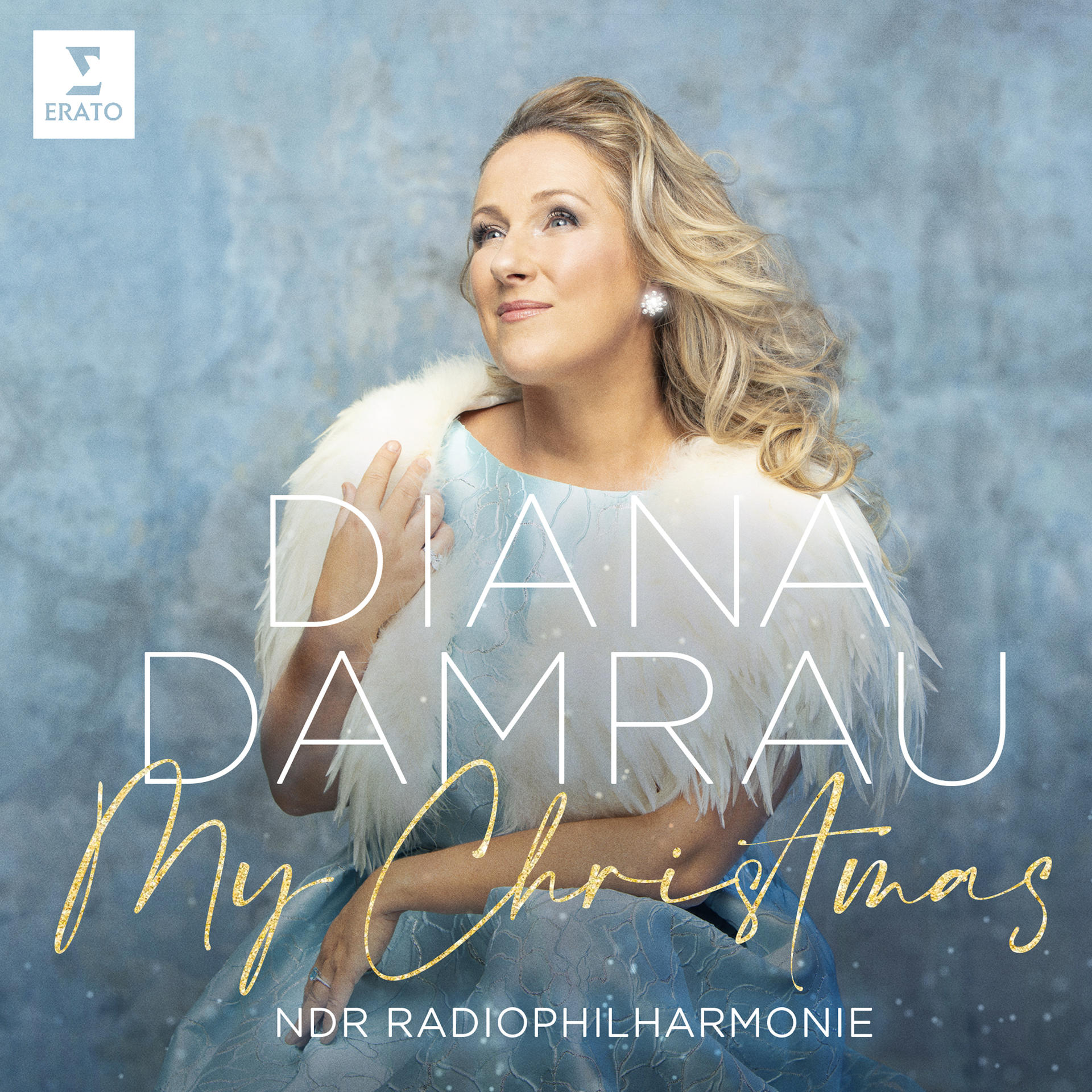 Albumcover mit Diana Damrau in blauem Kleid und weißem Pelz.