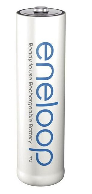 Eine weiße, wiederaufladbare eneloop Batterie mit blauem Text und weißem Hintergrund.