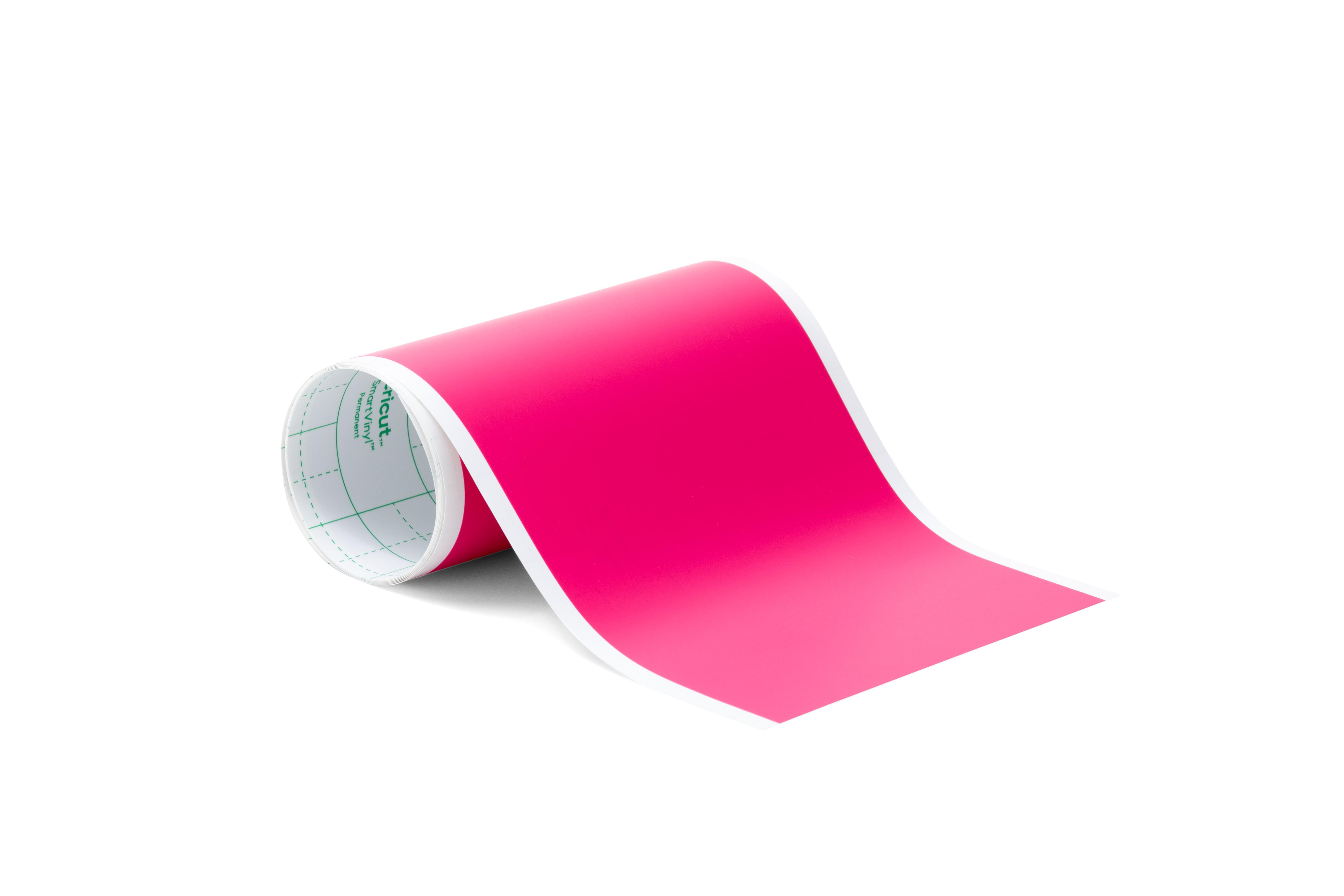 Eine Rolle rosa Cricut-Vinyl, abgewickelt, auf einer weißen Oberfläche.