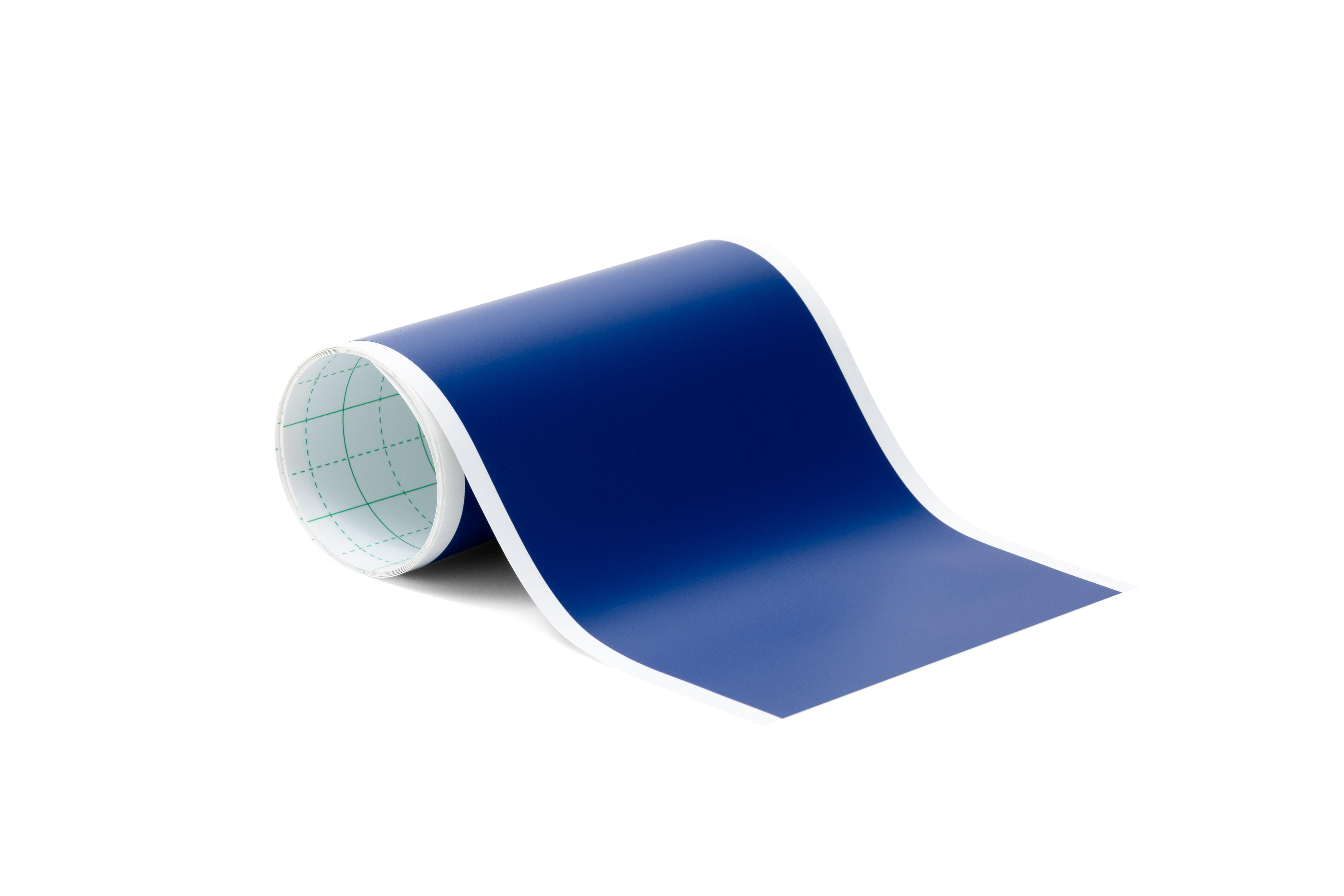 Eine Rolle blaues Klebeband auf weißem Untergrund. Das Band ist abgerollt und zeigt seine Klebeseite.