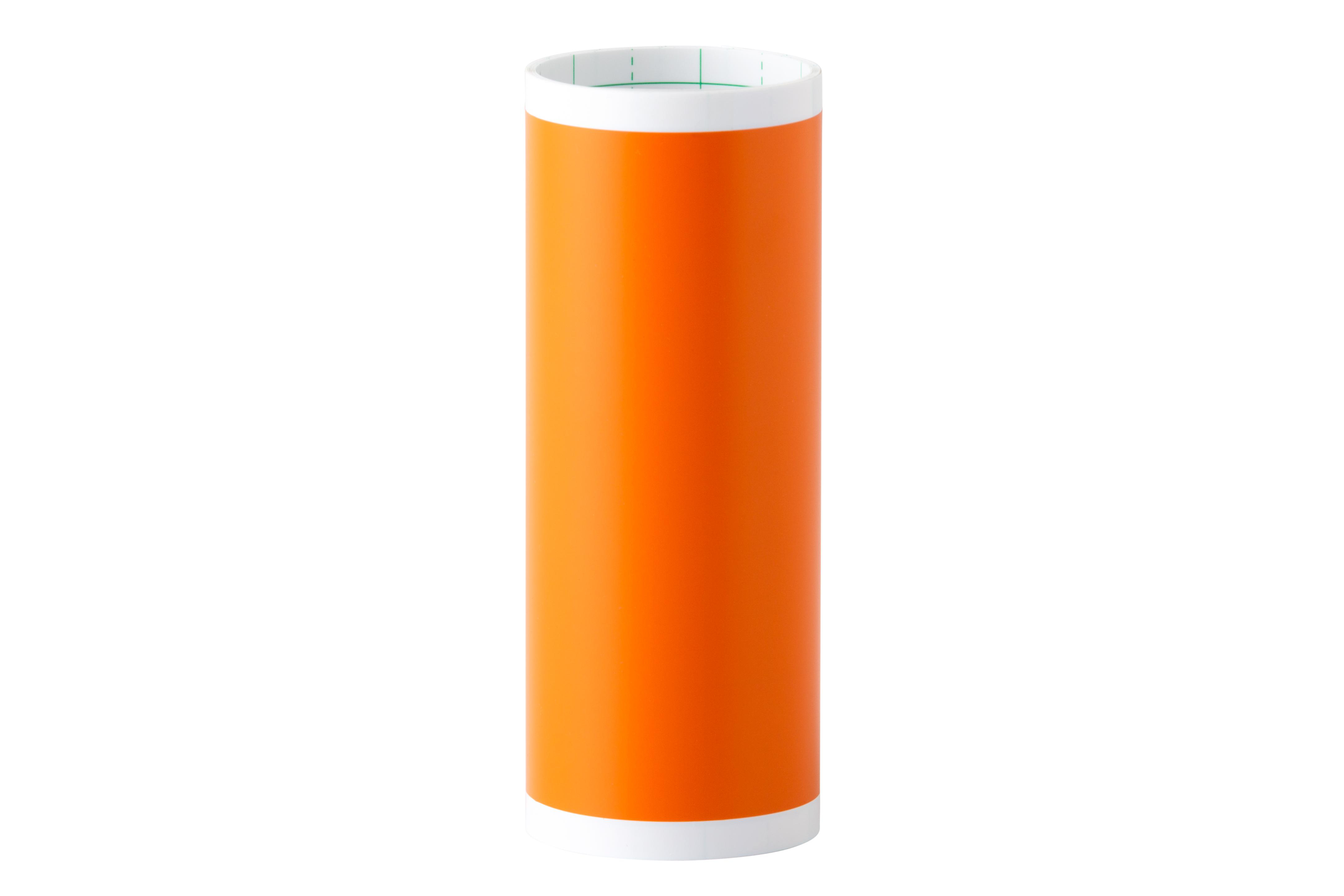 Orange und weißer Zylinder auf weißem Hintergrund.