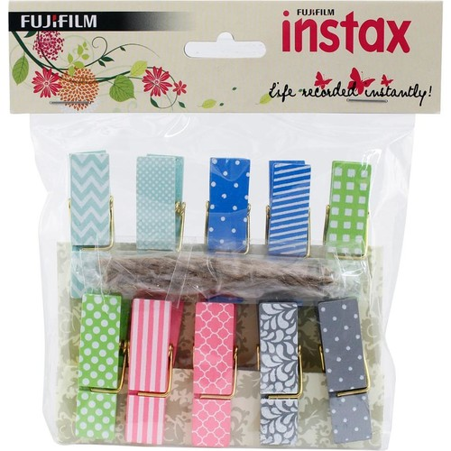 Desenli klipsler ve fotoğraf asmak için bir ip ile Fujifilm Instax fotoğraf klipsleri paketi.