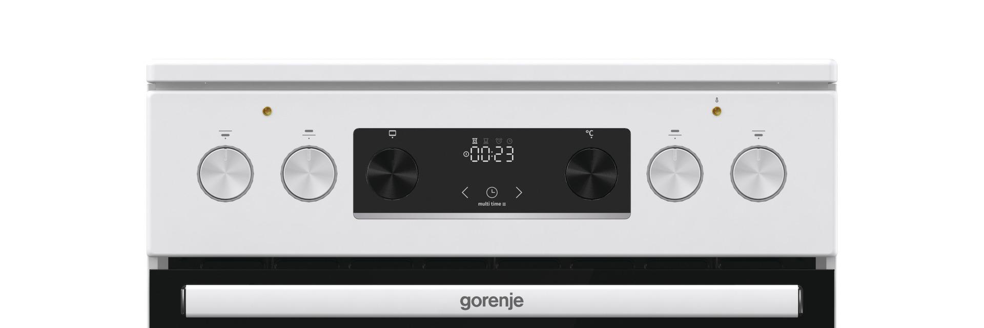 Nahaufnahme eines Backofen-Bedienfelds mit Knöpfen und einem Digitaldisplay, das die Uhrzeit 00:23 anzeigt.