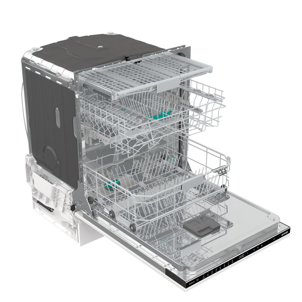 Geschirrspüler mit offener Tür und sichtbaren Gestellen.