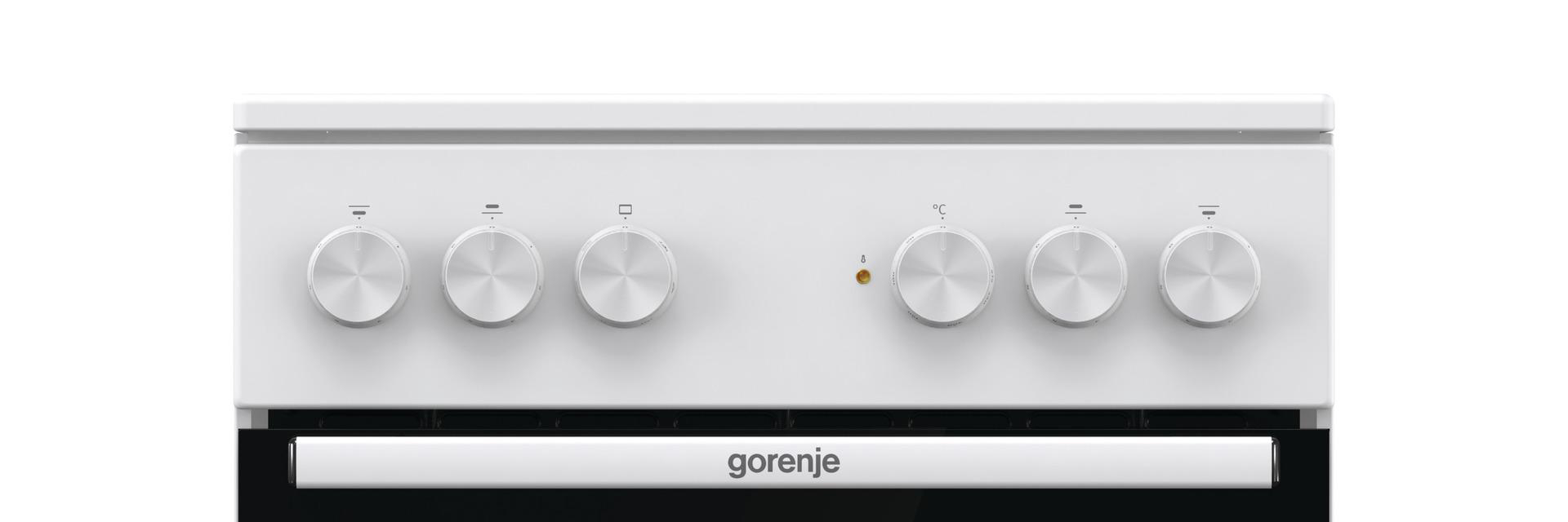 Weißes Kochfeld-Bedienfeld. Sechs silberne Knöpfe. Gorenje-Logo. Knöpfe zur Temperaturregelung.