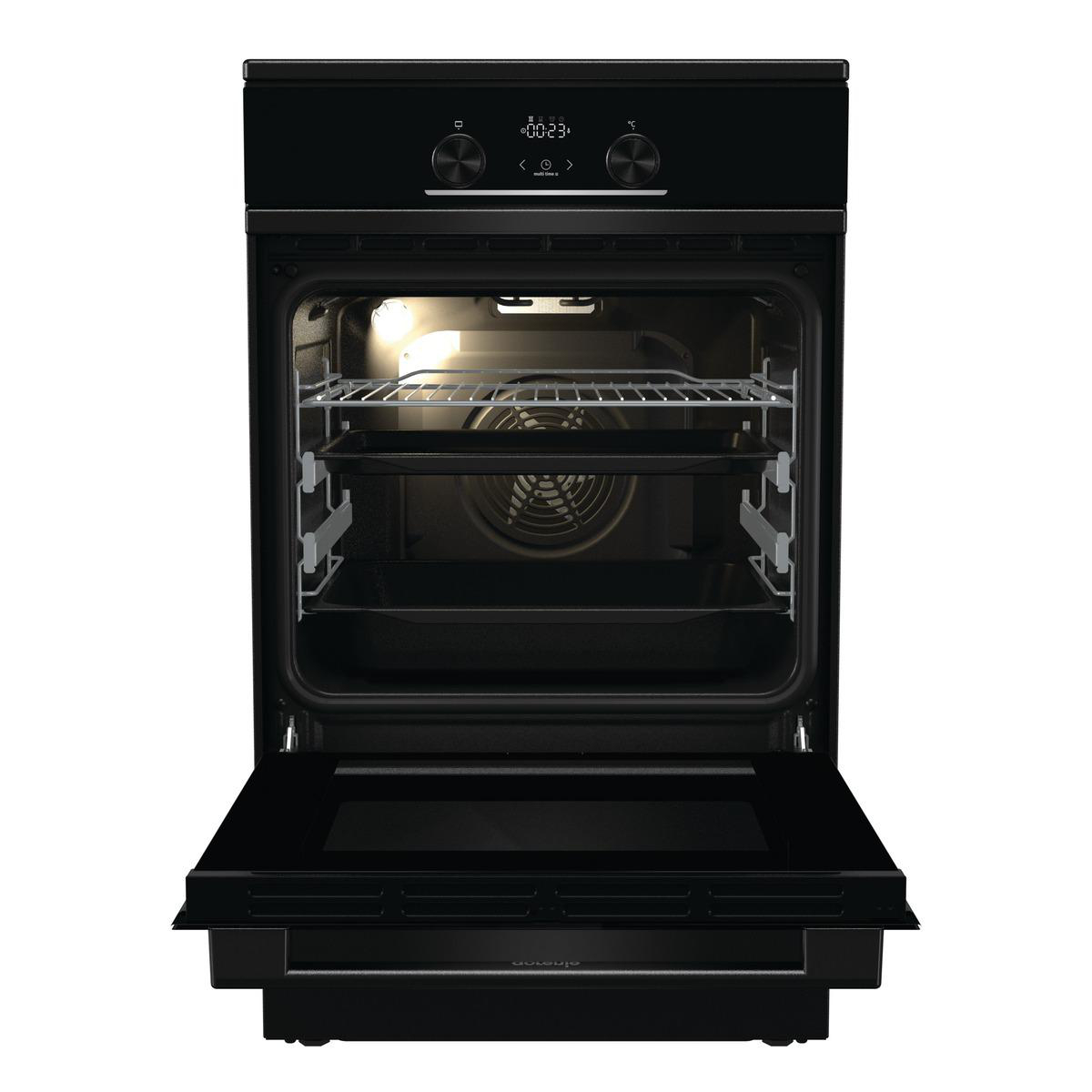 Offener Ofen mit Innenraum, Rosten und Ventilator. Schwarze Außenseite.