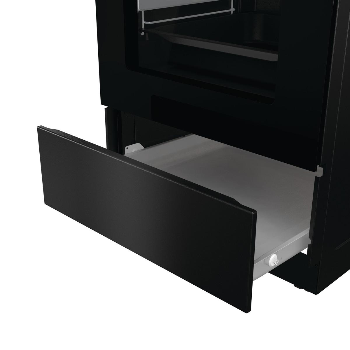 Eine geöffnete schwarze Ofenschublade.