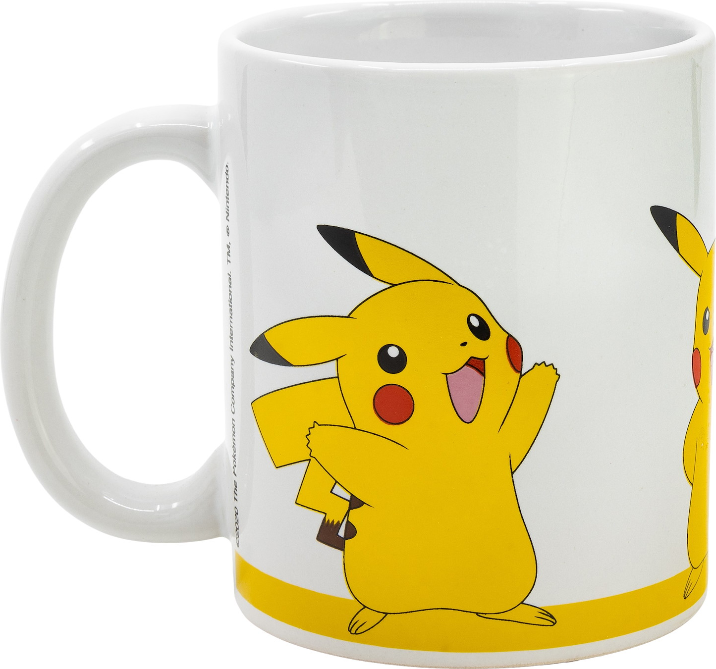 Eine weiße Tasse mit Pikachu-Grafiken. Pikachu ist gelb mit roten Wangen und einem schwarzspitzigen Schwanz. Die Tasse hat einen gebogenen Griff.