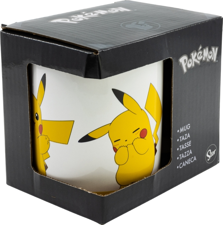 Ein Pokemon-Becher in einer Schachtel zeigt Pikachu. Der Becher ist weiß mit gelben Pikachu-Illustrationen, präsentiert in einer schwarzen Schachtel.