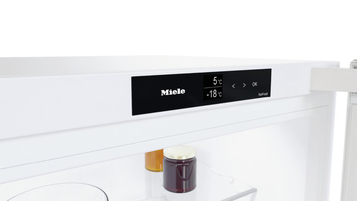 Weißer Kühlschrankinnenraum mit Miele-Display, das Temperaturen und Einstellungen zeigt.