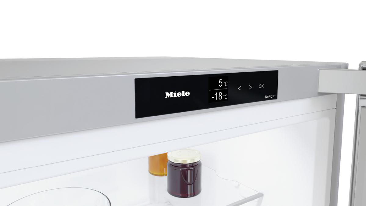 Nahaufnahme eines Kühlschrankdisplays mit Temperaturen und dem Markennamen Miele.
