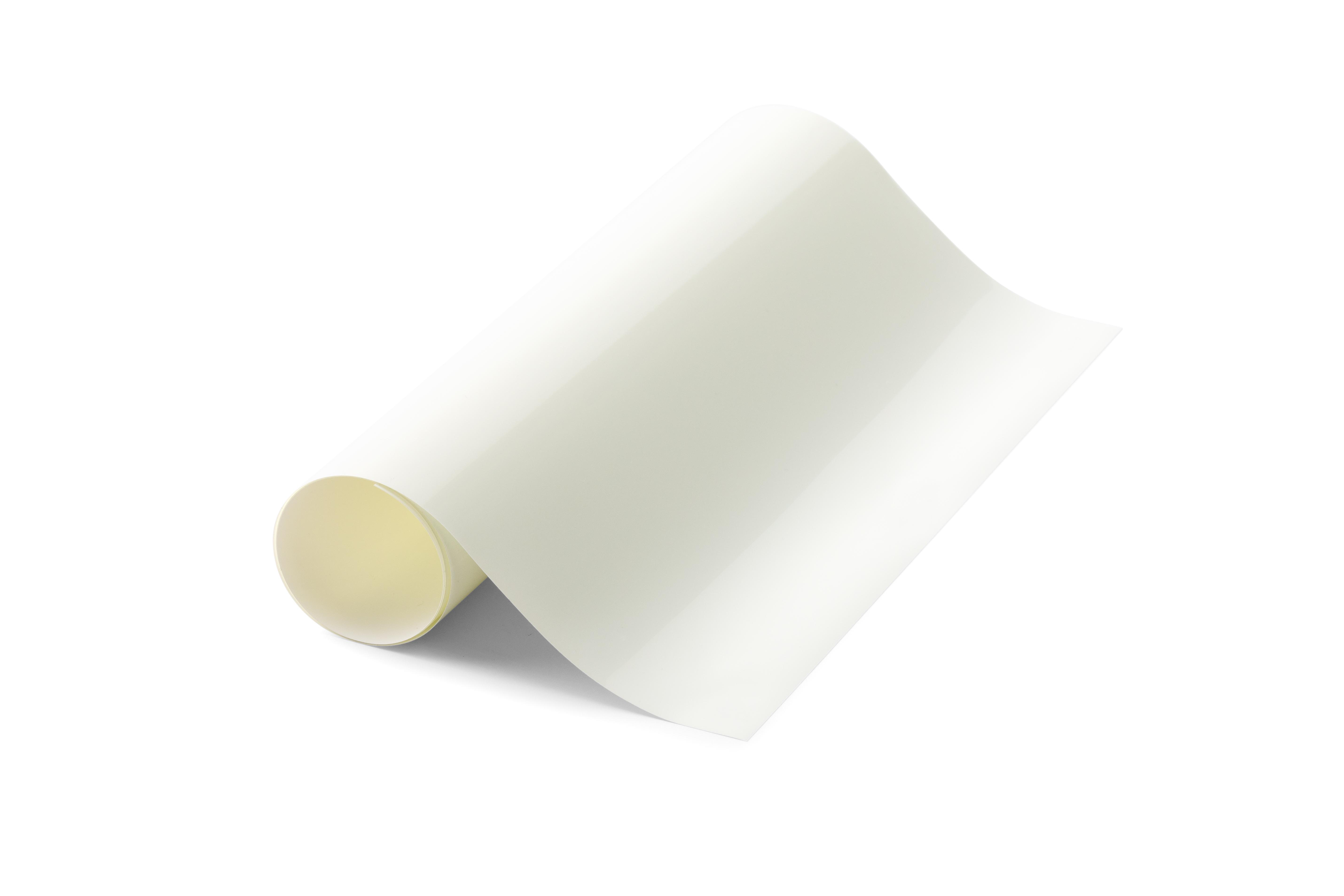 Eine gerollte weiße Papierrolle auf weißem Hintergrund.