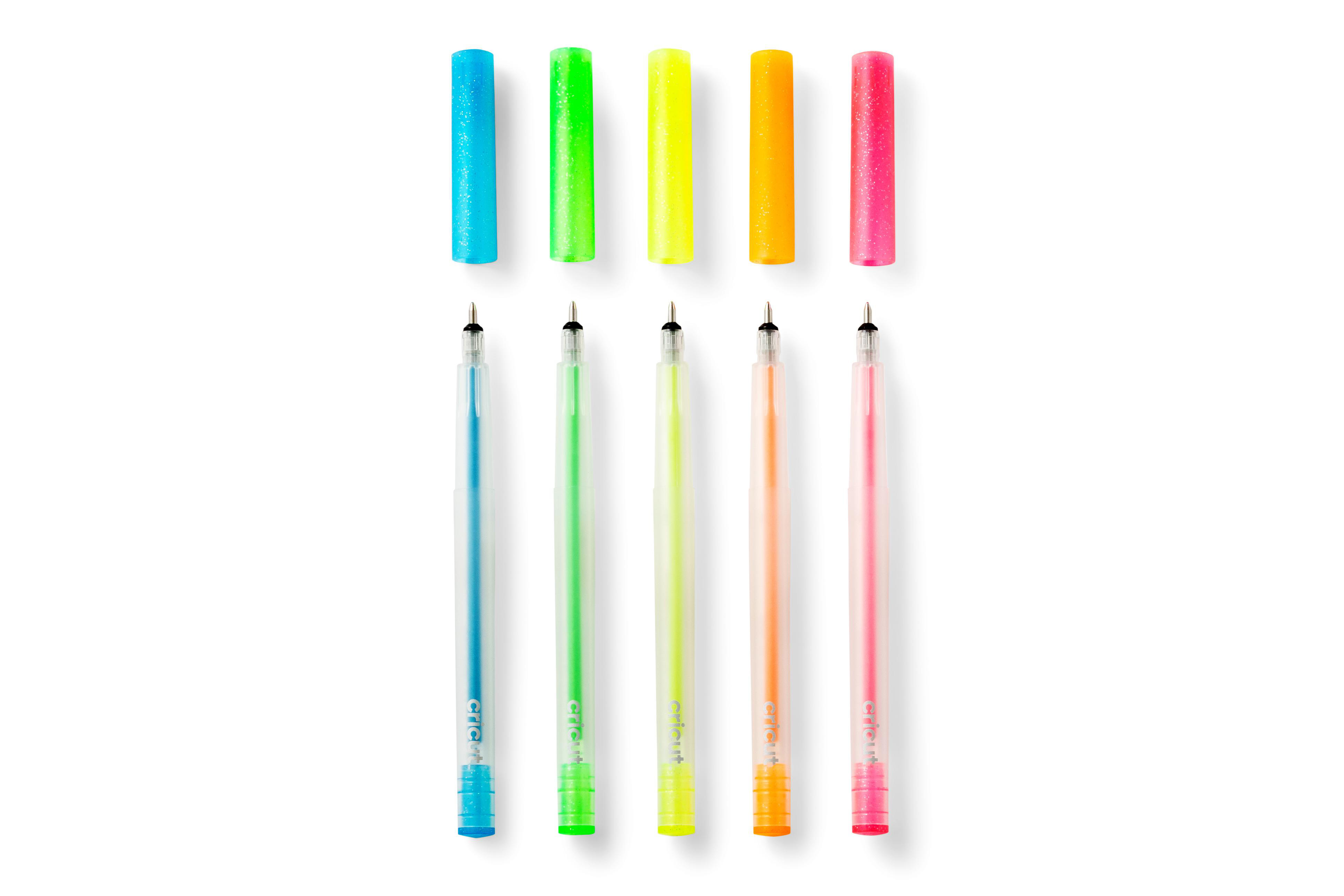 Satz bunter Gelstifte und Nachfüllungen. Jeder Stift und jede Nachfüllung hat eine andere helle Farbe.