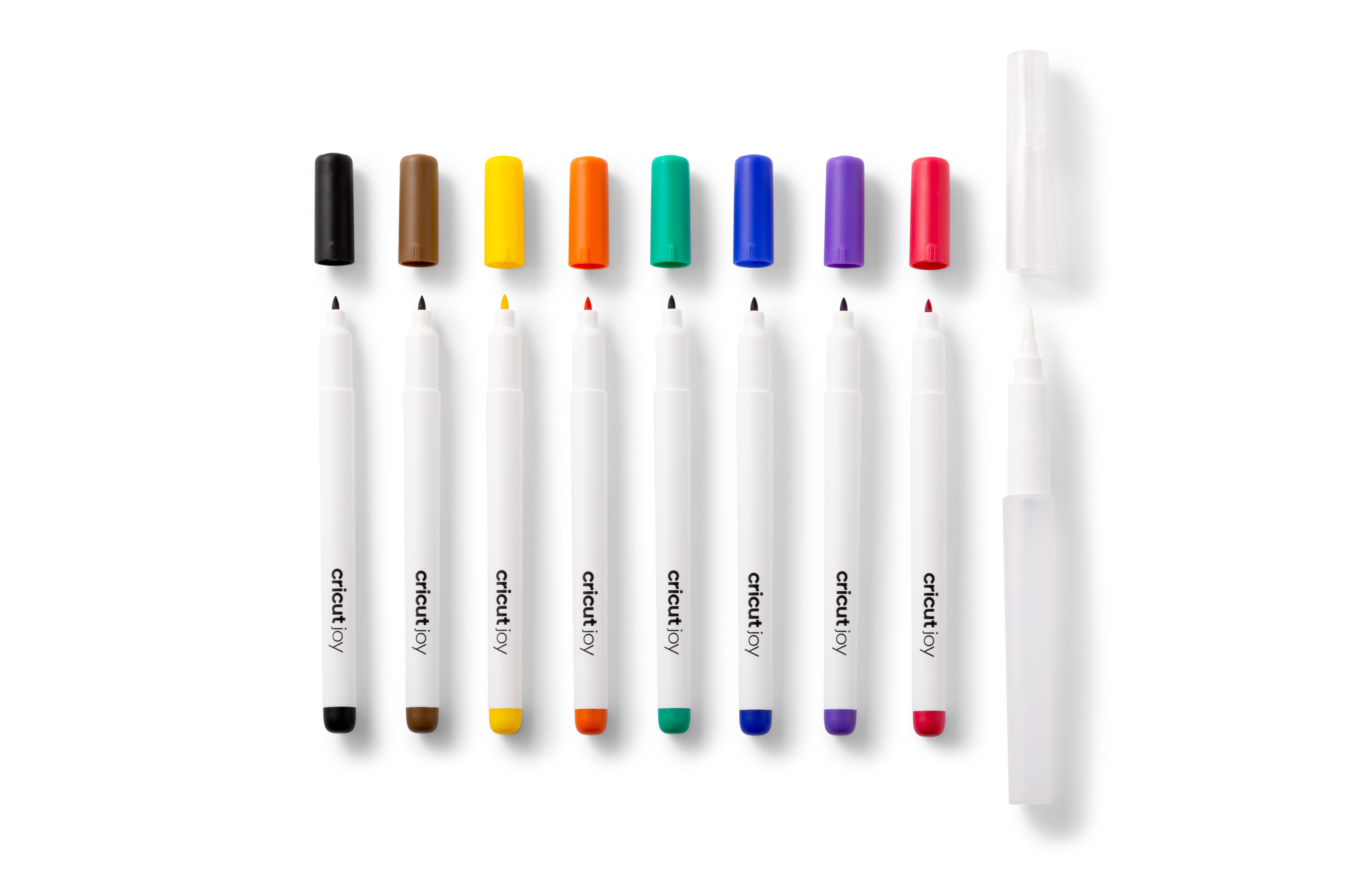 Ein Set Cricut Joy Stifte in verschiedenen Farben, mit Kappen und Spitzen.