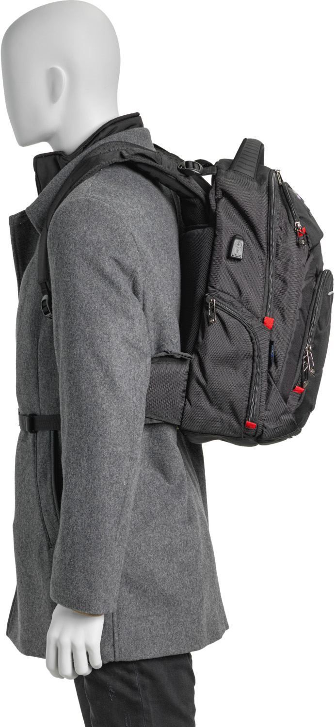 Mannequin portant un manteau gris et un sac à dos noir avec des accents rouges. Le sac a plusieurs compartiments.