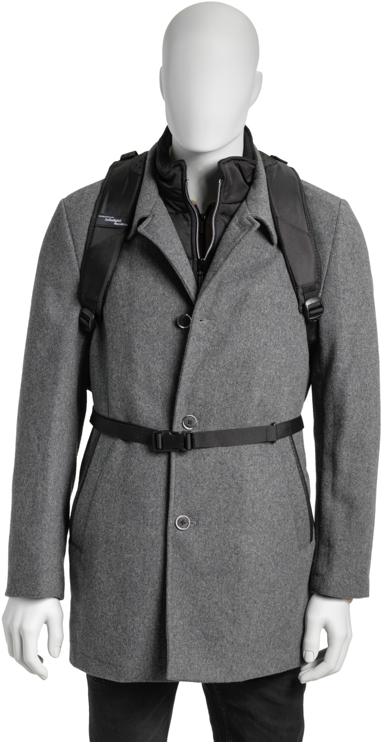 Mannequin portant un manteau gris avec un sac à dos et une ceinture.