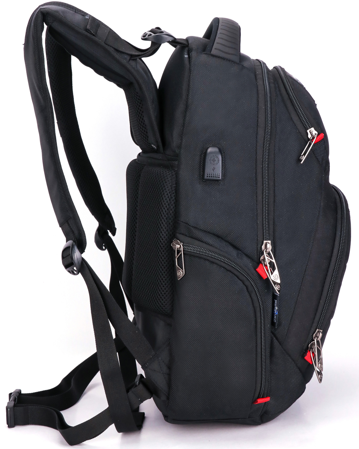Sac à dos noir avec plusieurs fermetures éclair, poches latérales et port USB.