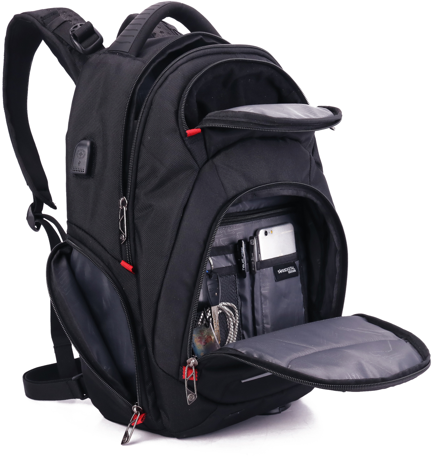 Sac à dos noir avec plusieurs compartiments ouverts. On voit un téléphone, des clés et d'autres objets.