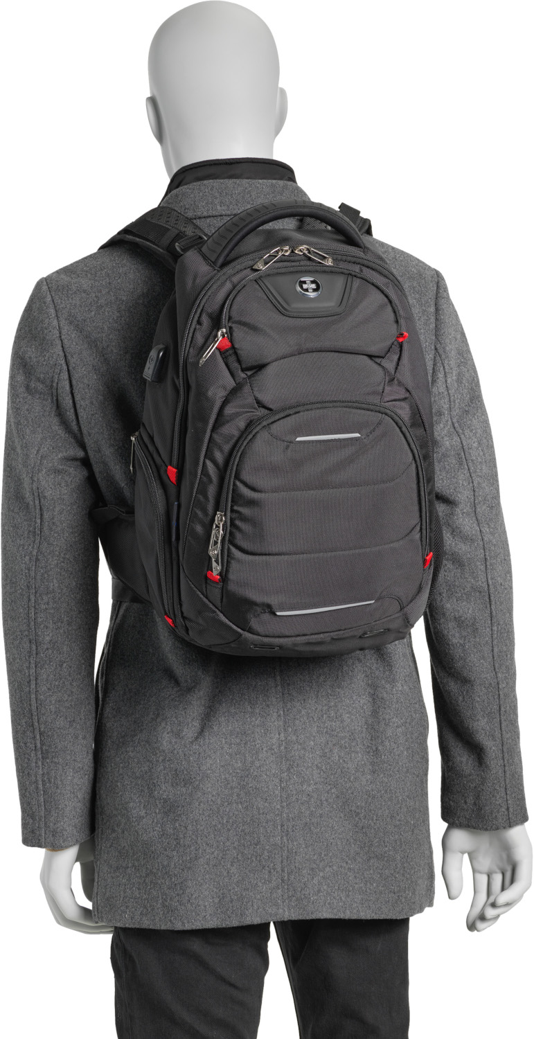 Mannequin portant un manteau gris et un sac à dos noir. Le sac à dos a des accents rouges.