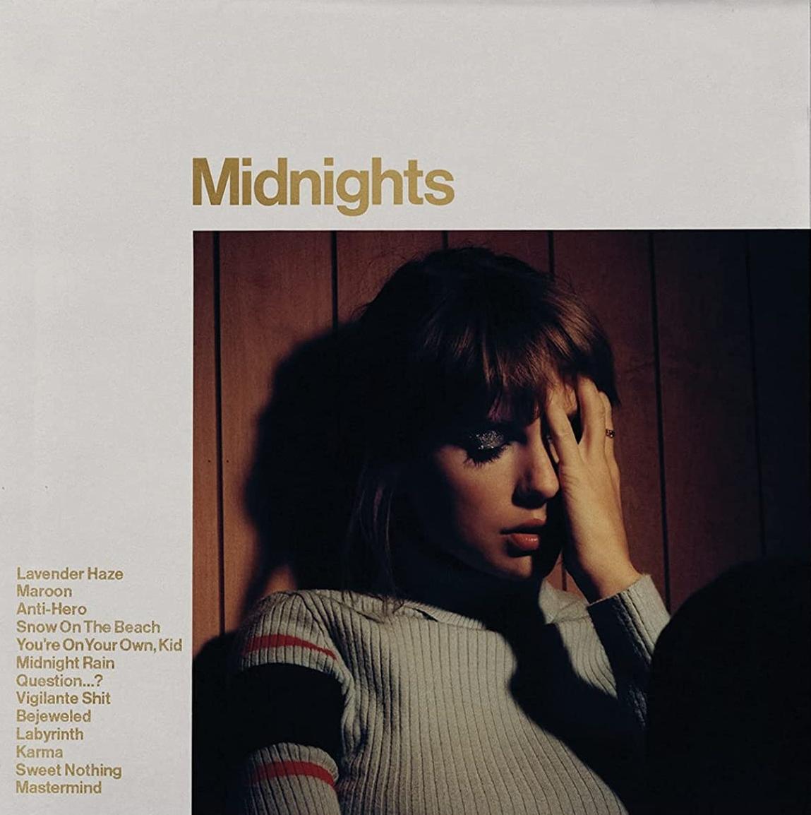 Albumcover mit dem Titel Midnights, mit einer Frau, die ihre Hand im Gesicht hat. Songtitel sind links aufgeführt.