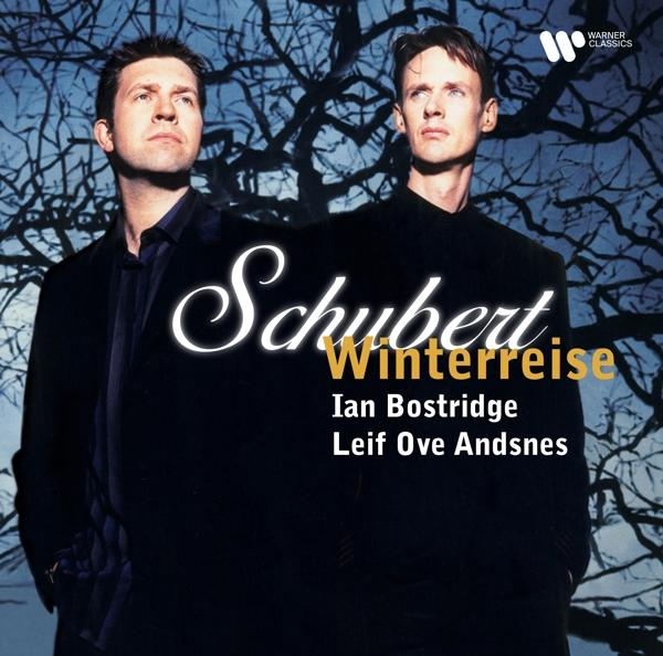 Albumcover für Schuberts Winterreise, mit zwei Männern vor dunklem, baumreichen Hintergrund.