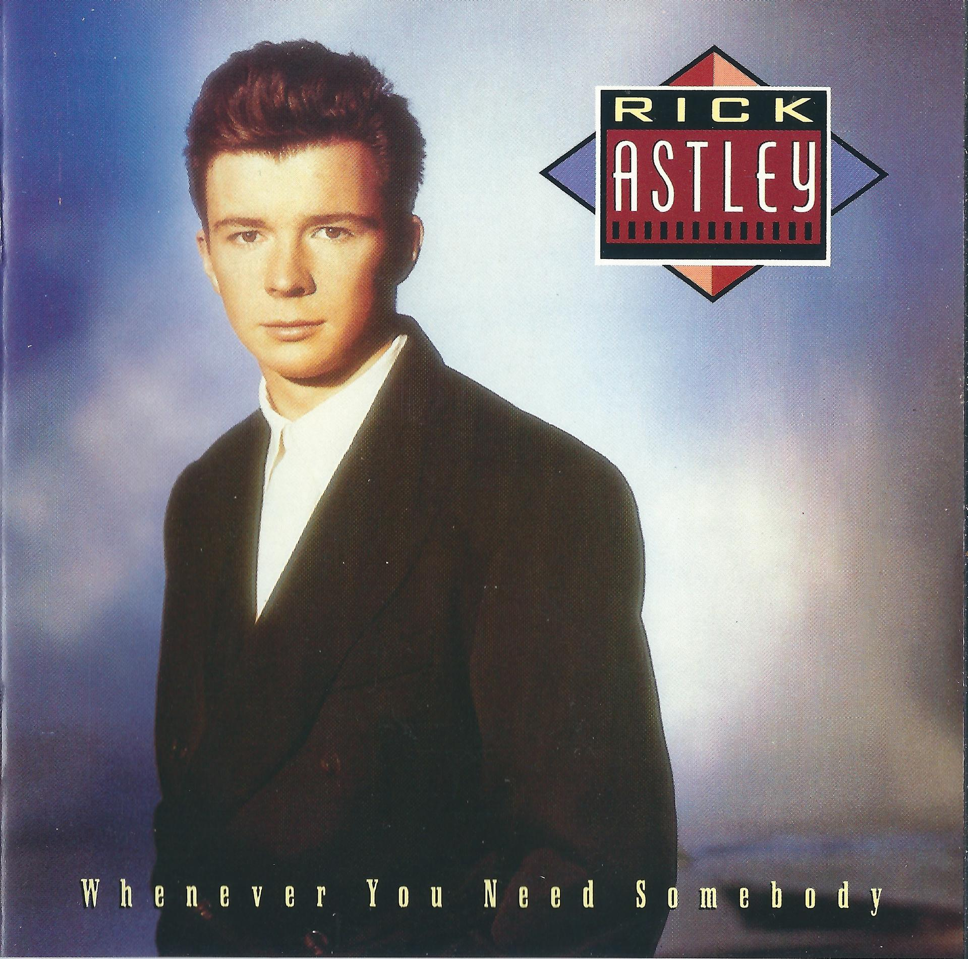 Rick Astley album borító. Fekete öltönyös férfi, fehér inggel. A logó a jobb felső sarokban.
