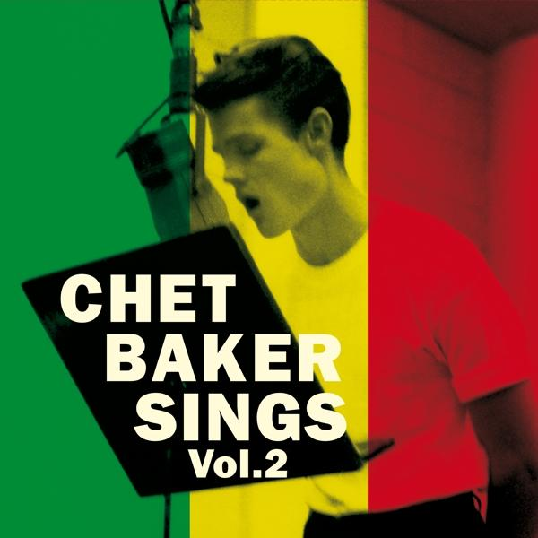 Album borító CHET BAKER SINGS Vol.2 felirattal. Chet Baker egy mikrofon előtt látható.