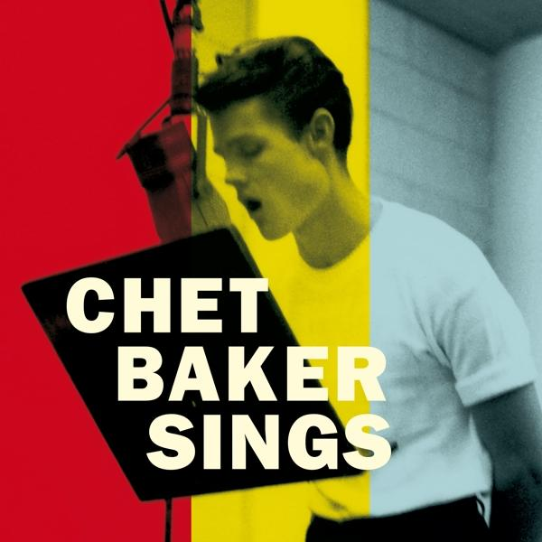 Chet Baker Sings album borító, Chet Bakerrel énekel egy mikrofonba, színes háttérrel.