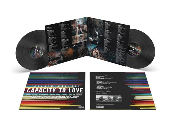 Kinyitott bakelit album, két bakelittel és borítóval, színes csíkokkal és szöveggel.