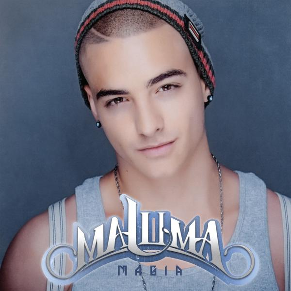 Egy fiatal férfi szürke sapkában és trikóban pózol kék háttér előtt, a MALUMA MAGIA felirattal.