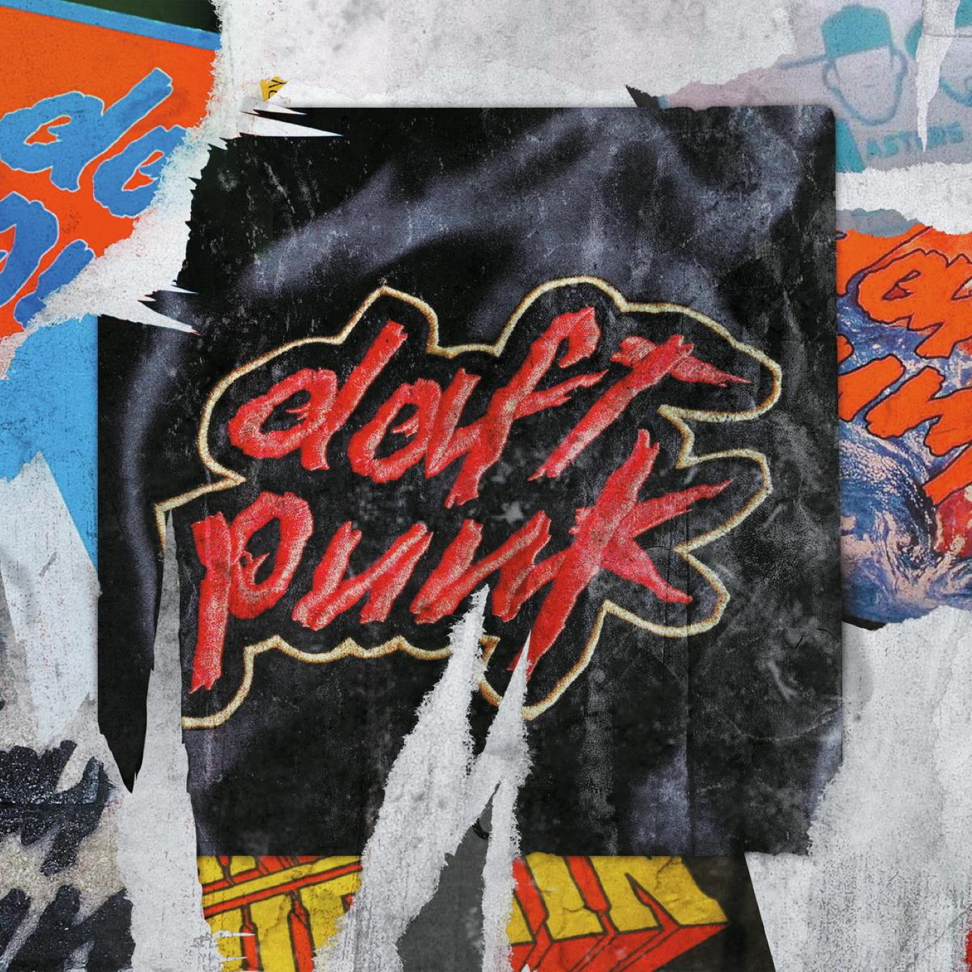 Egy szakadt poszter, Daft Punk felirattal piros betűkkel, sárga körvonallal, fekete háttéren, más poszterekkel körülvéve.