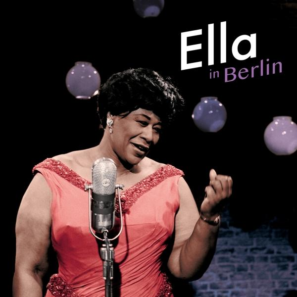 Ella Fitzgerald in Berlin album borítója, mikrofonba énekel lila fényekkel.