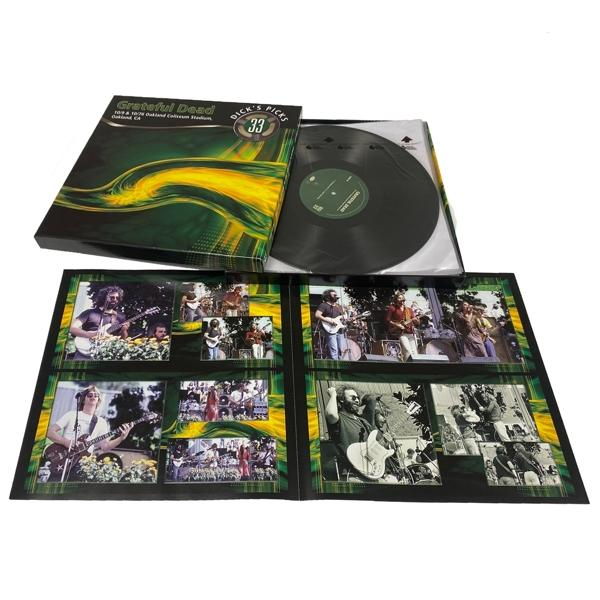 Egy kinyitott lemezalbum borítója, lemezzel és a zenekar képeivel.