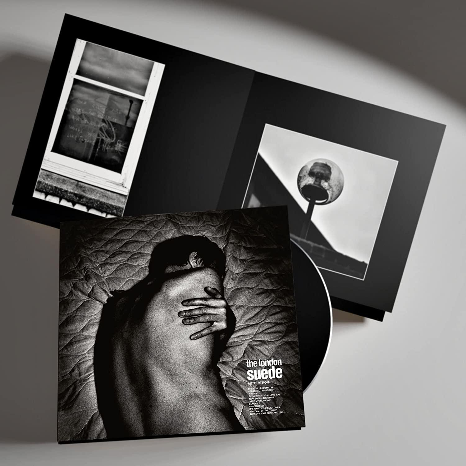 Album borító fekete-fehér képekkel, nyitva. Egy CD látható benne.
