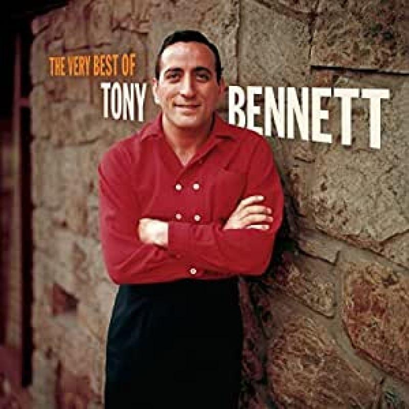 Tony Bennett kőfalnak dől, karba tett kézzel.