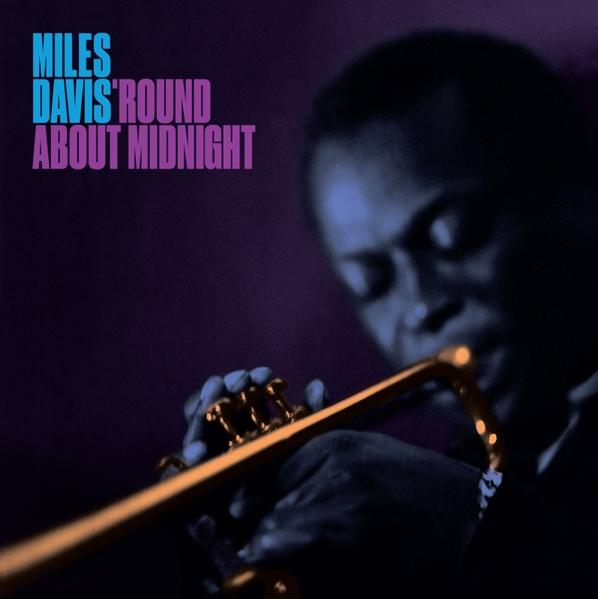 Miles Davis 'Round About Midnight' albumának borítója. Davis trombitál sötét lila háttér előtt.