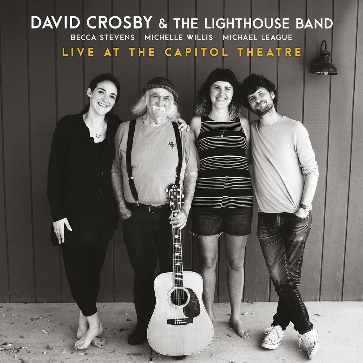 Négy ember egy téglfal előtt, egyikük gitárt tart. A zenekar a David Crosby & The Lighthouse Band.
