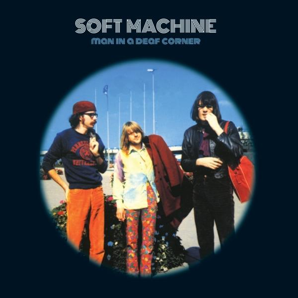 A Soft Machine 'Man in a Deaf Corner' című albumának borítója. Három férfi épületek előtt.