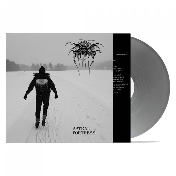 Személy hóval borított úton sétál albummal, fekete-fehér fotó. Az album neve Astral Fortress.