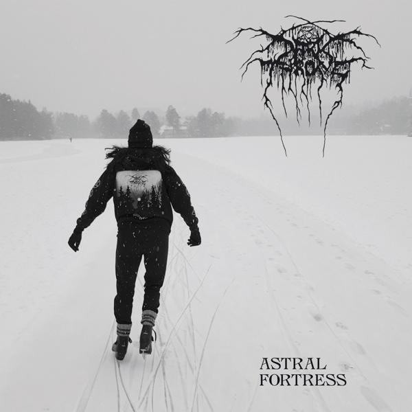 Fekete-fehér kép. Egy személy korcsolyázik egy havas tavon. Szöveg: Astral Fortress.