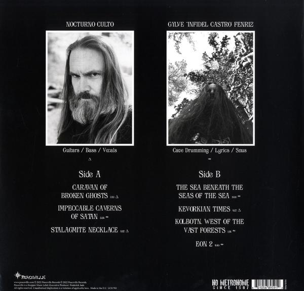 Album hátlap: Két férfi fotója, szöveg a zenekari tagokról és a dalcímekről fehér háttéren.