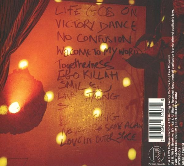 Une liste manuscrite de chansons sur un fond. Le fond est orange et comporte des lumières rouges.