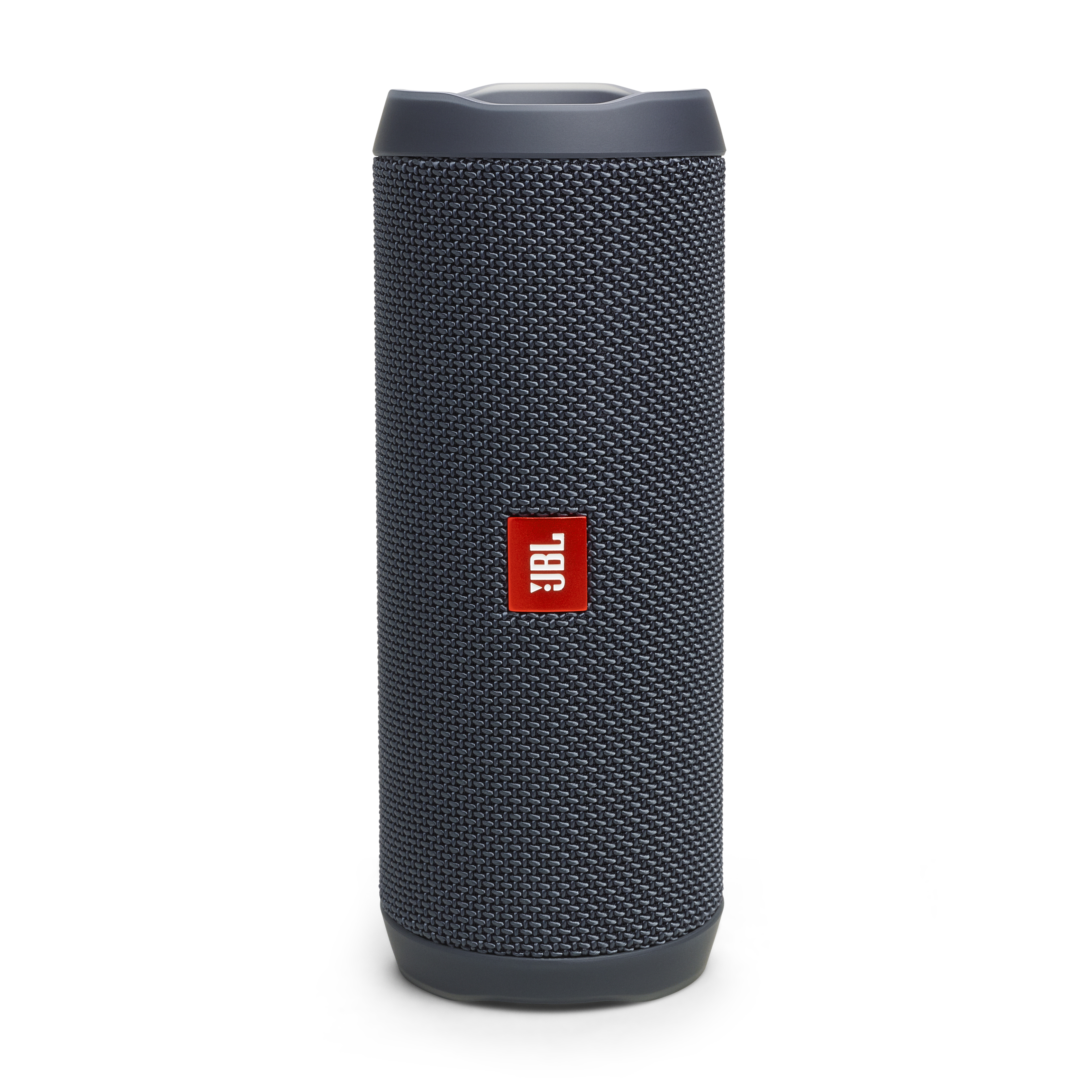 Beyaz zemin üzerinde kırmızı logolu silindirik koyu mavi JBL hoparlör.