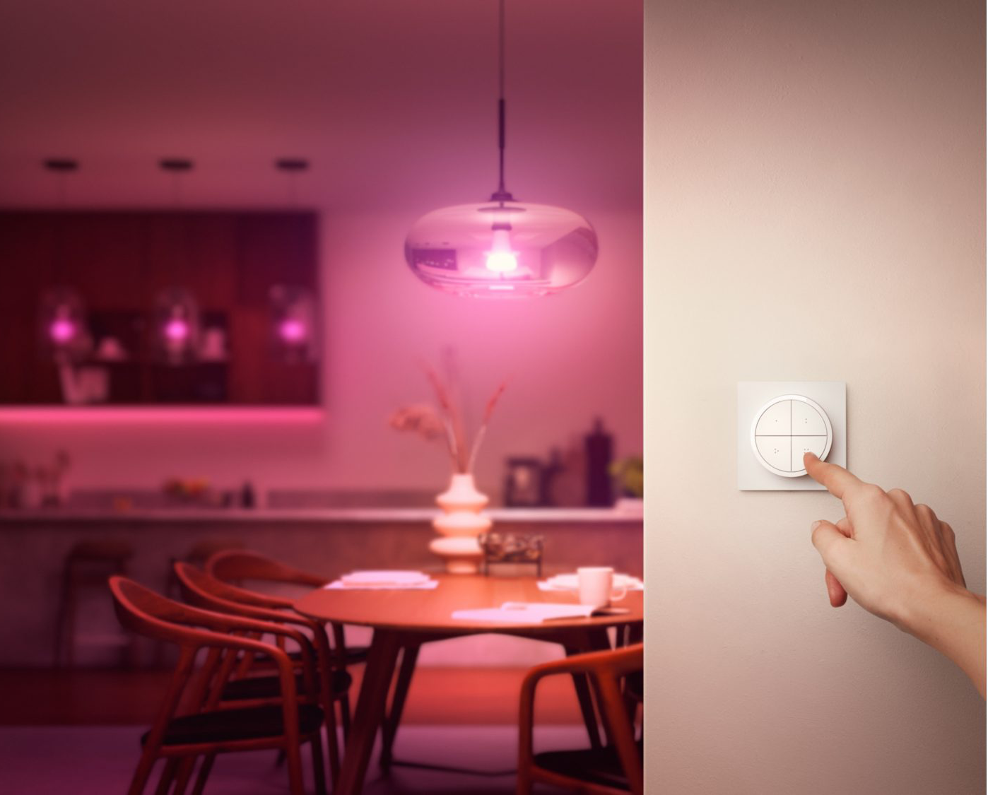 Intérieur avec un luminaire et une personne touchant un interrupteur.