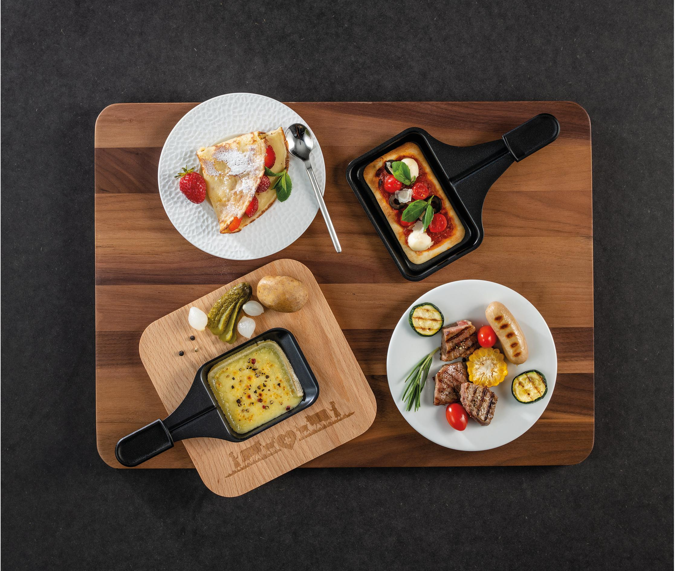Quatre assiettes avec différents aliments. Y compris des pizzas, une crêpe et des viandes grillées.