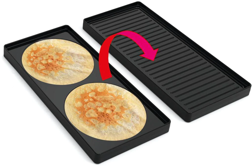 Plancha noire avec deux crêpes sur le côté gauche. Côté de la plancha à droite.