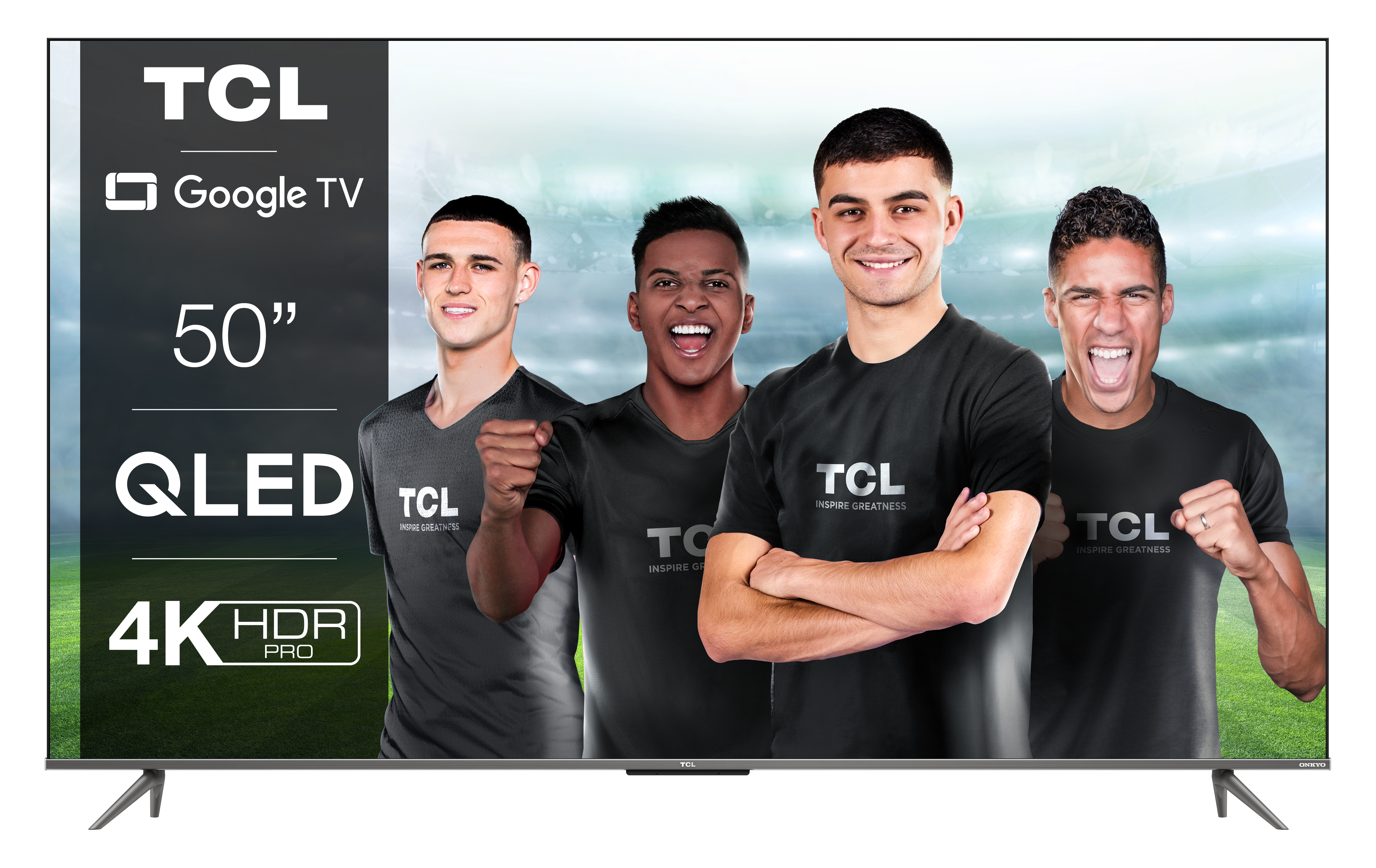 TV TCL con un grupo de personas felices animando, campo deportivo al fondo.