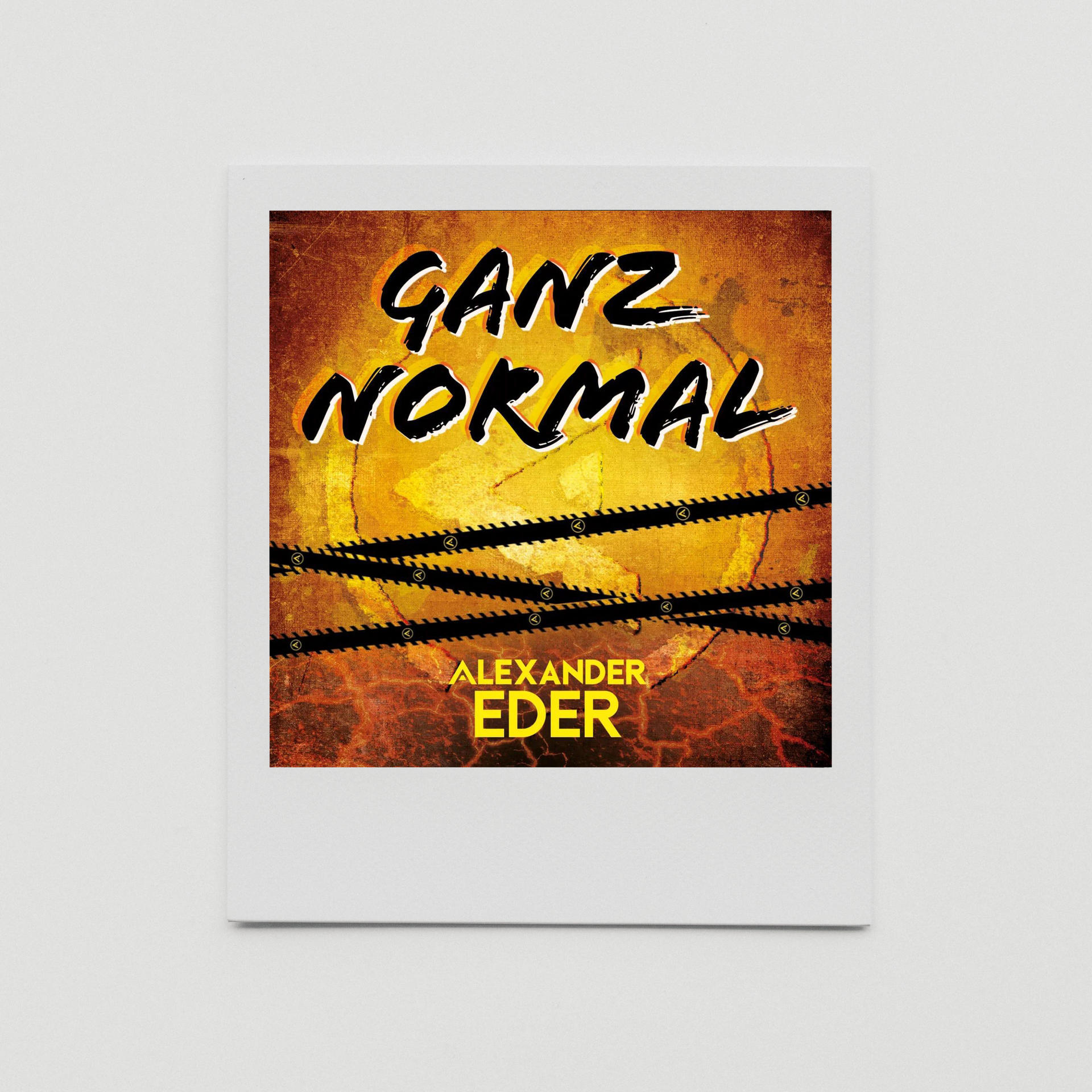 Polaroid-Foto eines Buchcovers. Der Titel lautet 'GANZ NORMAL' von Alexander Eder. Gelber Text auf braunem Grund.