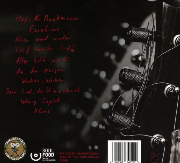 Nahaufnahme der Rückseite einer CD-Hülle mit Songtiteln in Rot und Bandlogo, auf schwarzem Hintergrund.